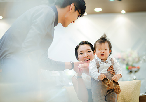 홈촬영 - 거실에서 아기와 함께하는 자연스러운 가족사진