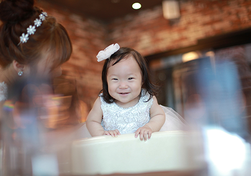 홈촬영 - 침대 위에서 웃고 있는 아기 베이비사진