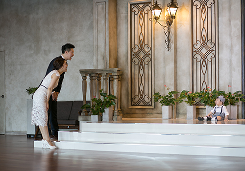 홈촬영 - 아빠와 아이가 놀고 있는 가족사진