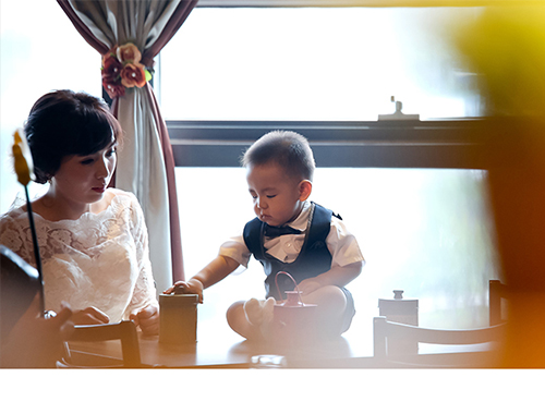 홈촬영 - 거실에서 놀고 있는 아이의 자연스러운 모습