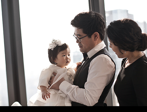 홈촬영 - 집에서 촬영한 온 가족 단체사진