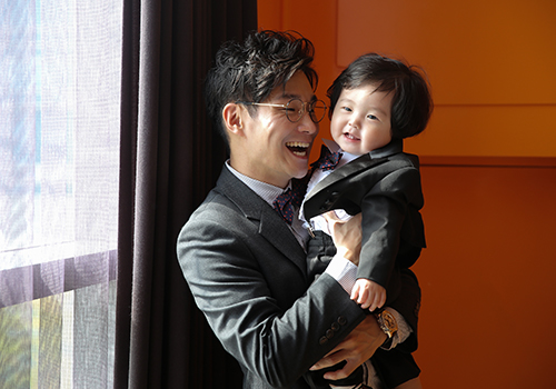 돌스냅 - 첫돌 케이크 앞에서 웃는 아기