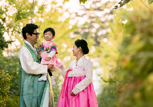 고궁촬영 - 경복궁 담장 앞에서 한복 입은 가족사진