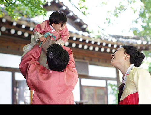 고궁촬영 - 궁궐 돌담길에서의 자연스러운 가족 스냅