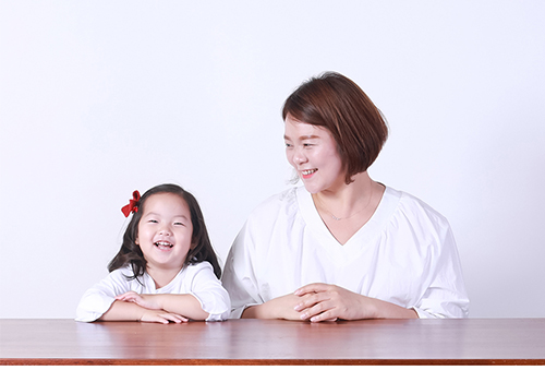 야외촬영 - 잔디밭에서 함께 놀고 있는 가족사진