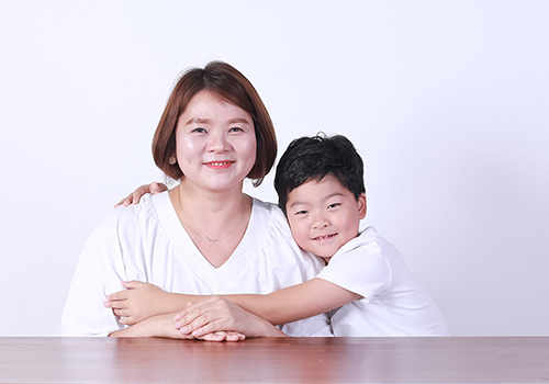 야외촬영 - 숲속 산책로에서의 가족 스냅사진