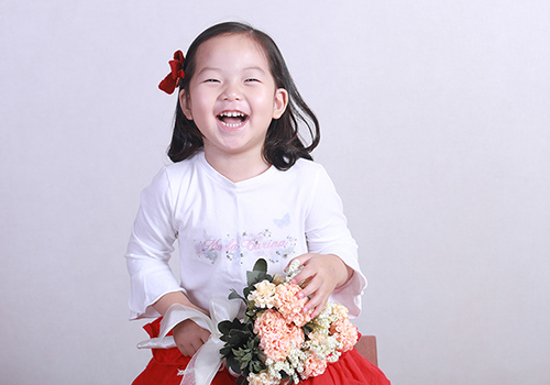 야외촬영 - 꽃밭에서 웃고 있는 아이 포트레이트