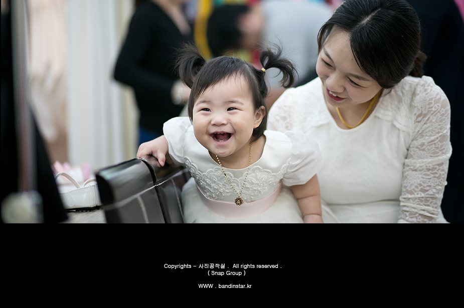 데이지 꽃밭 사이로 걸어온 아이