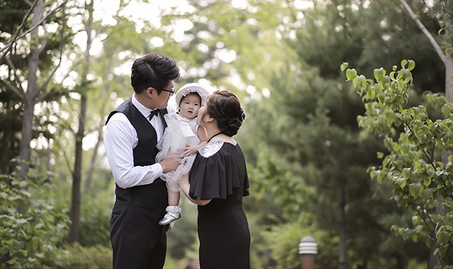 야외에서 아빠가 아이에게 뽀뽀하는 순간