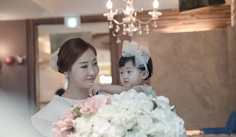 엄마와 아이, 꽃 앞에서